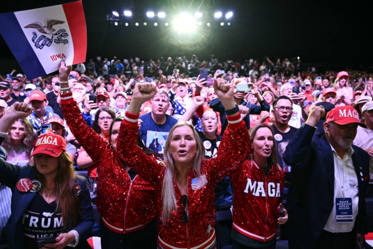 Des partisans célèbrent Donald Trump à son arrivée à Sioux City, dans l'Iowa, le 22 octobre 2026, pour un meeting de campagne en vue des élections de mi-mandat ( AFP / Kent NISHIMURA )