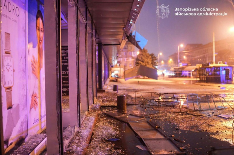 Photo diffusée le 26 février 2026 sur la chaîne Telegram du chef de l'administration militaire régionale de Zaporijjia, montrant un bâtiment endommagé après une attaque russe à Zaporijia ( Chaîne Telegram du chef de l'administration militaire régionale de Zaporijia Ivan Fedorov / Handout )