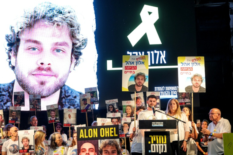 Ronen Ohel, le frère d'Alon Ohel, s'adressent à des proches d'otages pendant manifestation à Tel-Aviv le 27 septembre 2025 ( AFP / Jack GUEZ )