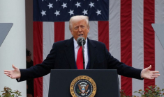 Le président américain Trump prononce un discours à la Maison Blanche