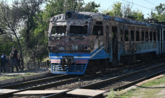 Dans la région de Kharkiv en Ukraine, un train de banlieue détruit par un tir de drone russe qui a fait un mort et huit blessés, le 18 septembre 2026 ( AFP / SERGEY BOBOK )
