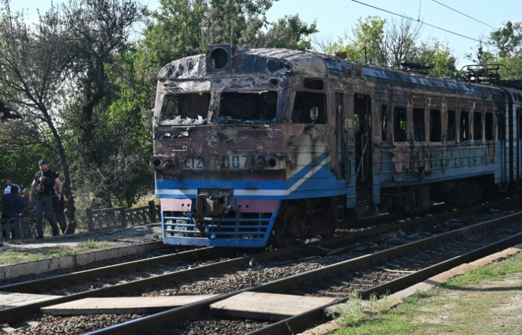 Dans la région de Kharkiv en Ukraine, un train de banlieue détruit par un tir de drone russe qui a fait un mort et huit blessés, le 18 septembre 2026 ( AFP / SERGEY BOBOK )