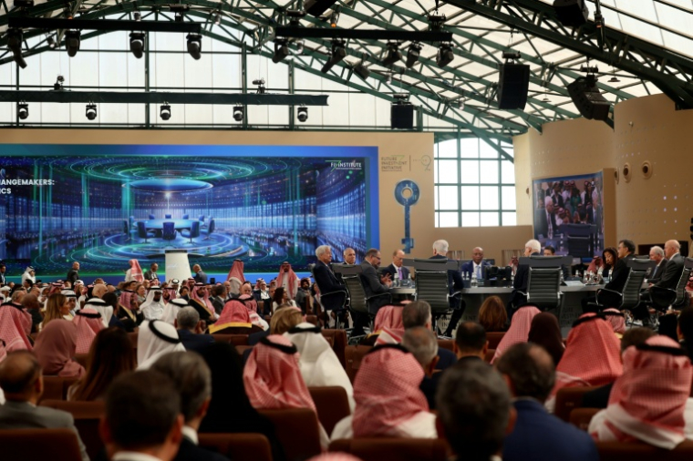 Des invités participent à une table ronde au premier jour de la 9e édition de la Future Investment Initiative (FII) à Ryad, le 28 octobre 2025 en Arabie saoudite ( AFP / Fayez Nureldine )