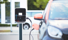 Les assurances liées aux voitures électriques bénéficient actuellement de la Taxe spéciale sur les conventions d'assurance, qui doit disparaître fin 2023. (Photo d'illustration) (ANDREAS160578 / PIXABAY)