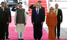 Le premier ministre israélien Benjamin Netanyahu (C) et son épouse accueillent le Premier ministre indien, Narendra Modi (2G) à son arrivée à l'aéroport Ben Gourion  près de Tel Aviv le 25 février 2026 ( AFP / Jack GUEZ )