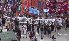 Grève générale en Argentine : manifestation à Buenos Aires contre la réforme du travail