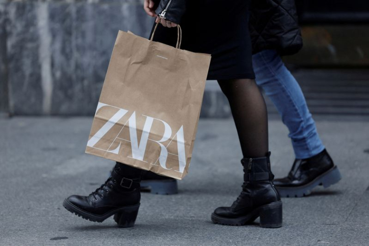 Une femme porte un sac de la chaîne multinationale espagnole de vêtements Zara, à Bilbao