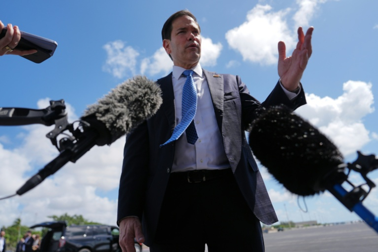 Le secrétaire d'État américain Marco Rubio s'adresse à la presse avant d'embarquer à bord de son avion à la base aérienne de Homestead, le 21 mai 2026 en Floride ( POOL / Julia Demaree Nikhinson )