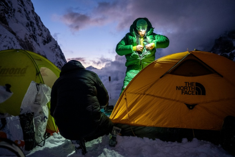 Les Français Benjamin Vedrines (d) et Nicolas Jean bivouaquent avant l'ascension du Jannu East (7,468m), au Népal ( AFP / Quentin DEGRENNE )