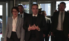 Salon de l'agriculture : Lecornu déambule et échange avec des agriculteurs