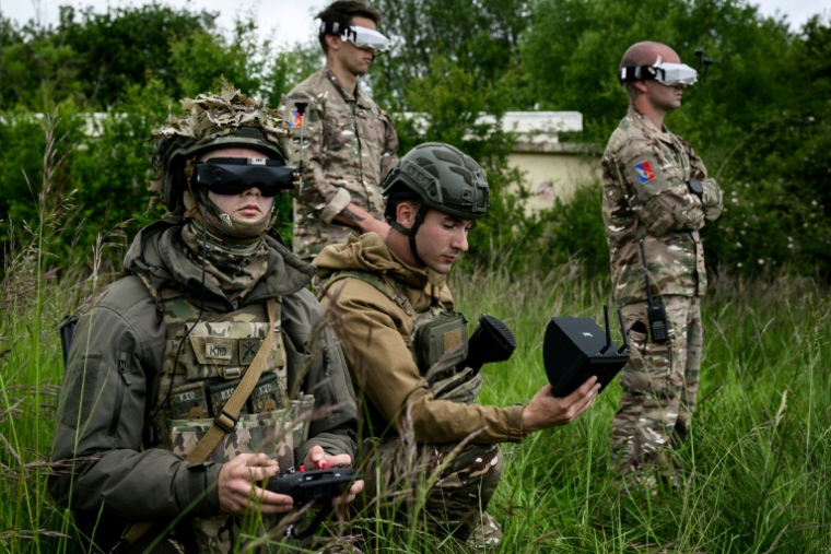 Des militaires pilotent un drone FPV lors du premier "challenge international" de drones militaires à Semoutiers-Montsaon, le 20 mai 2026 en Haute-Marne ( AFP / ARNAUD FINISTRE )