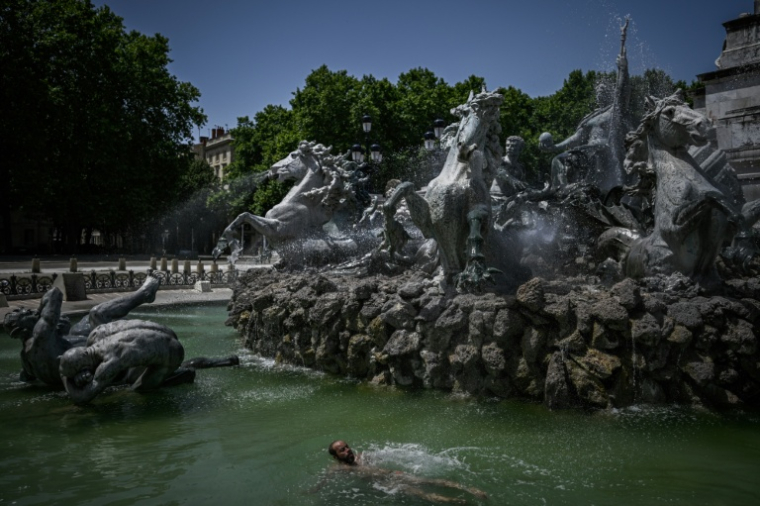 Un homme se rafraîchit dans le bassin de la fontaine des Girondins, sur la place des Quinconces, à Bordeaux, en Gironde, le 22 juin 2026 ( AFP / Philippe LOPEZ )