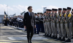 Le président Emmanuel Macron passe en revue les troupes lors de sa visite à la base navale de sous-marins nucléaires de l'Île Longue à Crozon, le 2 mars 2026 dans le Finistère ( POOL / Yoan VALAT )