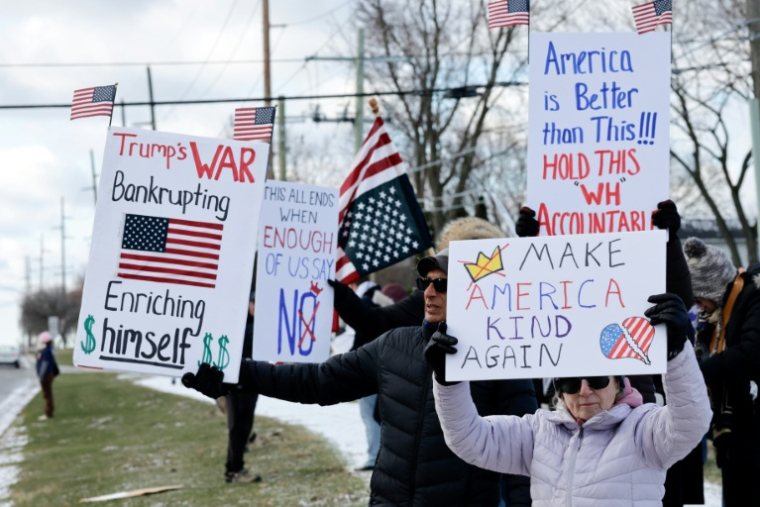 Journée de protestation nationale "No Kings" contre le président américain Donald Trump à West Bloomfield, en banlieue de Détroit, le 28 mars 2026 dans le Michigan ( AFP / JEFF KOWALSKY )