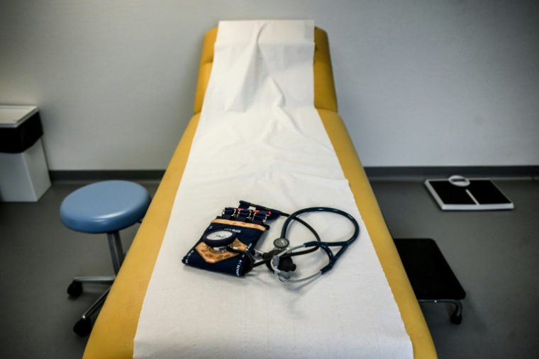 Des manifestations des anti-régulation sont prévues le 29 avril dans toute la France, tandis que les jeunes médecins ont lancé un appel à une grève dure avec fermeture des cabinets à partir du 28 avril ( AFP / JEFF PACHOUD )