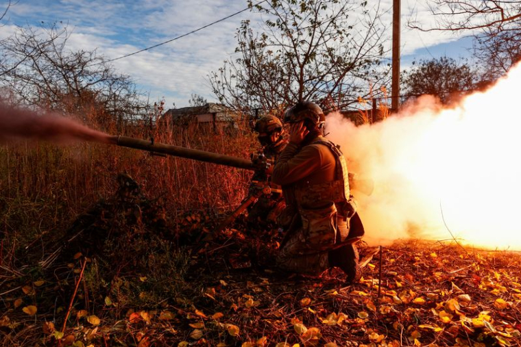 Des membres de la Garde nationale ukrainienne Omega Special Purpose tirent un lance-grenades anti-char SPG-9 en direction des troupes russes dans la ville d'Avdiivka, sur la ligne de front