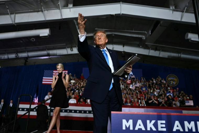 Le président américain Donald Trump lors d'un meeting de campagne au Pinnacle Bank Expo Center à Grand Island, dans le Nebraska, le 5 octobre 2026 ( AFP / Kent NISHIMURA )