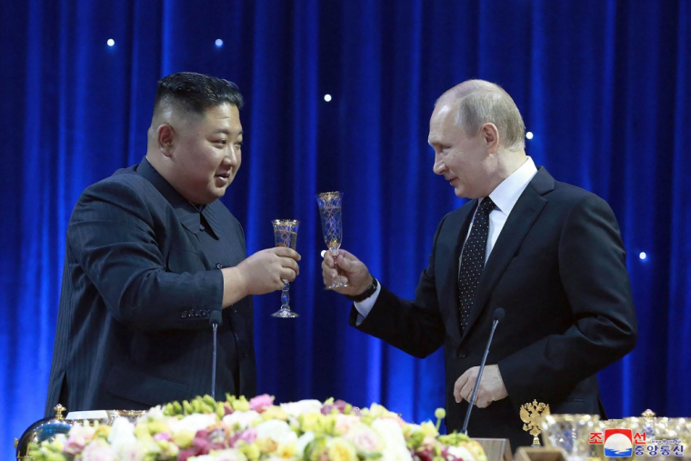 Kim Jong Un et Vladimir Poutine à Vladivostok, en Russie, le 25 avril 2019. ( KCNA VIA KNS / STR )