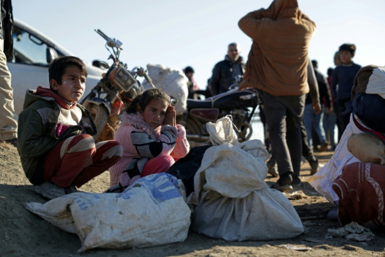 Des habitants fuient avec quelques affaires l'est d'Alep, en Syrie, le 15 janvier 2026 ( AFP / Bakr ALkasem )