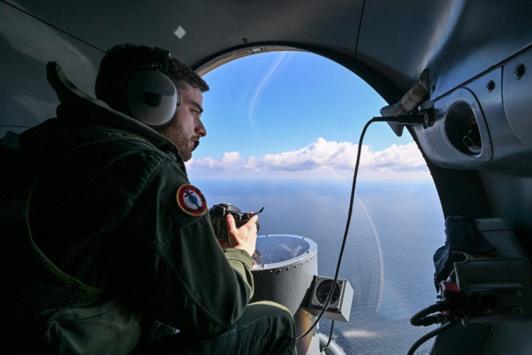 Un militaire français dans un Atlantique 2, au large de la Roumanie, le 30 mars 2023. ( AFP / DANIEL MIHAILESCU )
