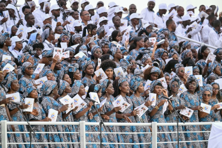 Des fidèles attendent l'arrivée du pape Léon XIV qui doit célébrer une messe de plein air à Kilamba, en Angola, le 19 avril 2026 ( AFP / Alberto PIZZOLI )