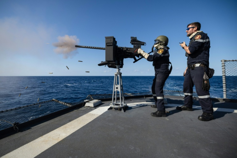 Des marins de la frégate française "Lorraine" lors d'un exercice de tirs antidrones le 2 octobre 2025 en mer Méditerranée ( AFP / CLEMENT MAHOUDEAU )