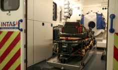 Photo d'archive de l'intérieur d'un véhicule du Samu (Service d'aide médicale urgente), à Paris le 22 juillet 2025. ( AFP / ALAIN JOCARD )