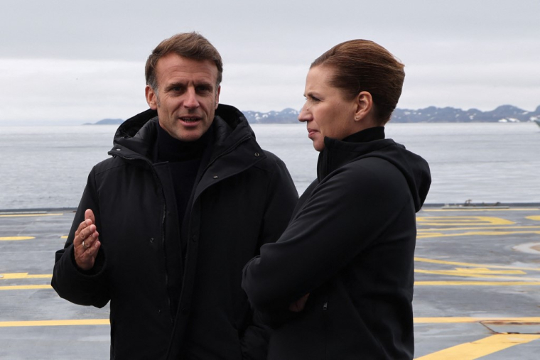 Emmanuel Macron et la Première ministre danoise Mette Frederiksen, à Nuuk (Groenland), le 15 juin 2025 ( AFP / LUDOVIC MARIN )