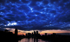 Le soleil se couche derrière la skyline de Francfort