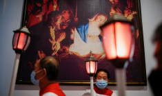 Des catholiques chinois dans une église catholique de Shanghai