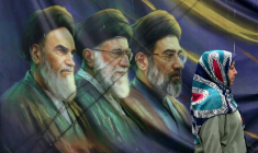 Une Iranienne passe devant les portraits des trois guides suprêmes iraniens depuis l'avènement de la République islamique, le 28 mai 2026 à Téhéran ( AFP / - )