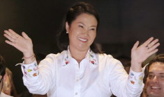 La candidate du parti Fuerza Popular à l'élection présidentielle, Keiko Fujimori, salue la foule après les premiers résultats du second tour du scrutin, le 7 juin 2026 à Lima, au Pérou ( AFP / Anthony Nino de Guzman )