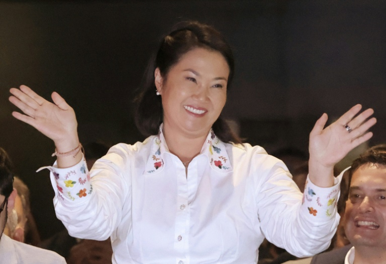 La candidate du parti Fuerza Popular à l'élection présidentielle, Keiko Fujimori, salue la foule après les premiers résultats du second tour du scrutin, le 7 juin 2026 à Lima, au Pérou ( AFP / Anthony Nino de Guzman )