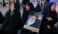 Des femmes pleurent la mort du guide suprême iranien Ali Khamenei, tué dans une opération militaire américano-israélienne, le 1er mars 2026 à Téhéran ( AFP / ATTA KENARE )