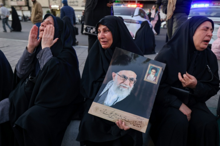 Des femmes pleurent la mort du guide suprême iranien Ali Khamenei, tué dans une opération militaire américano-israélienne, le 1er mars 2026 à Téhéran ( AFP / ATTA KENARE )