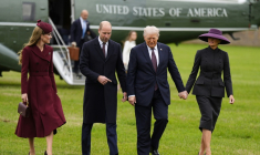 Donald et Melania Trump sont accueillis par le Prince de galles William et son épouse Catherine, à leur arrivée à Windsor, le 17 septembre 2025 ( POOL / Aaron Chown )