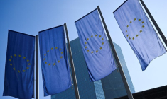 Des drapeaux de l'UE devant le siège de la Banque centrale européenne (BCE) à Francfort