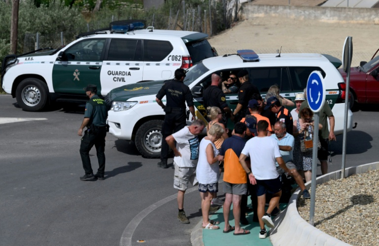Des habitants attendent l'autorisation de pouvoir rentrer chez eux après l'incendie qui a tué 12 personnes dans le sud de l'Espagne, le 11 juillet 2026 à Bedar, dans la province d'Almeria, en Andalousie  ( AFP / JOSE JORDAN )