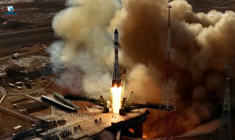 Image tirée de la retransmission en direct de l'agence spatiale russe Roscosmos, le 22 mars 2026, montrantun lanceur Soyouz-2.1a, transportant le vaisseau cargo Progress MC-33,lors du décollage du cosmodrome de Baïkonour, au Kazakhstan ( Russian Space Agency Roscosmos / Handout )