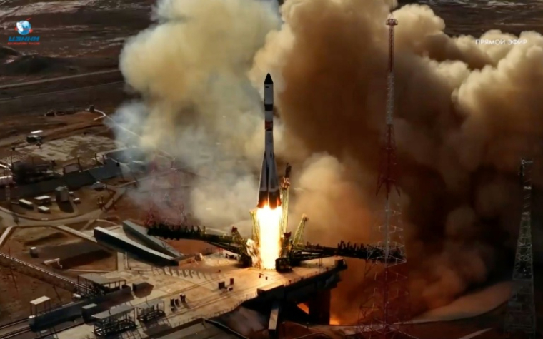 Image tirée de la retransmission en direct de l'agence spatiale russe Roscosmos, le 22 mars 2026, montrantun lanceur Soyouz-2.1a, transportant le vaisseau cargo Progress MC-33,lors du décollage du cosmodrome de Baïkonour, au Kazakhstan ( Russian Space Agency Roscosmos / Handout )