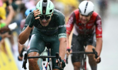 L'Italien Jonathan Milan s'impose au sprint lors de la 17e étape du Tour de France à Valence, le 23 juillet 2025 ( AFP / Marco BERTORELLO )