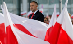 Le nouveau président polonais Karol Nawrocki lors d'une cérémonie officielle de prise de commandement des forces armées sur la tombe du soldat inconnu sur la place Pilsudski à Varsovie le 6 août 2025, après avoir prêté serment au parlement polonais ( AFP / Wojtek RADWANSKI )