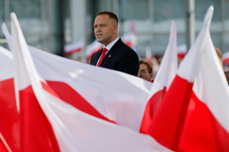 Le nouveau président polonais Karol Nawrocki lors d'une cérémonie officielle de prise de commandement des forces armées sur la tombe du soldat inconnu sur la place Pilsudski à Varsovie le 6 août 2025, après avoir prêté serment au parlement polonais ( AFP / Wojtek RADWANSKI )