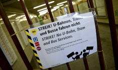 Une affiche annonce une grève générale des transports publics à l'entrée de la station de métro Alexanderplatz à Berlin, le 2 février 2026 ( AFP / John MACDOUGALL )