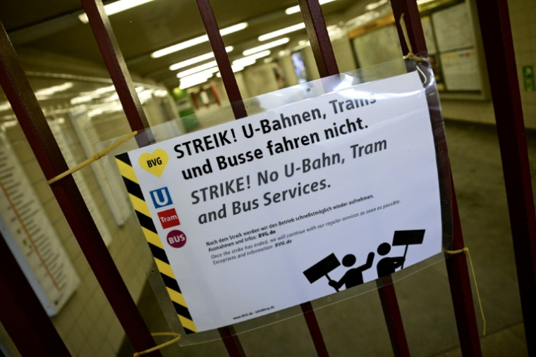 Une affiche annonce une grève générale des transports publics à l'entrée de la station de métro Alexanderplatz à Berlin, le 2 février 2026 ( AFP / John MACDOUGALL )