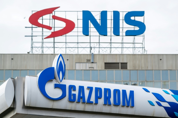 Les enseignes de NIS et Gazprom à Belgrade le 9 octobre 2025. ( AFP / Andrej ISAKOVIC )