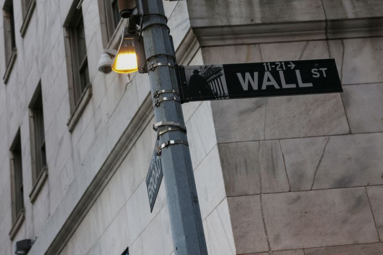 L'enseigne « Wall Street » est visible à l'extérieur du bâtiment de la Bourse de New York (NYSE)