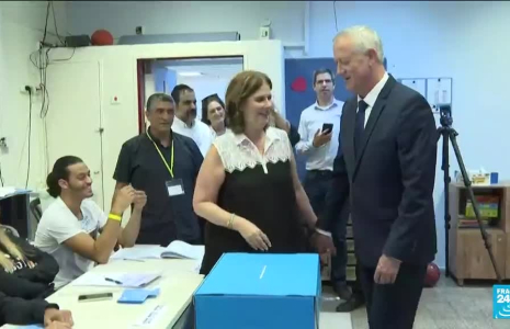 Législatives en Israël : le Premier ministre sortant Yaïr Lapid a voté