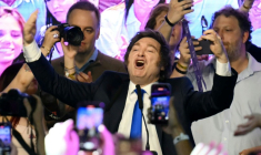 Le président argentin Javier Milei (c), fête sa victoire aux législatives de mi-mandat, le 26 octobre 2025 à Buenos Aires ( AFP / Luis ROBAYO )