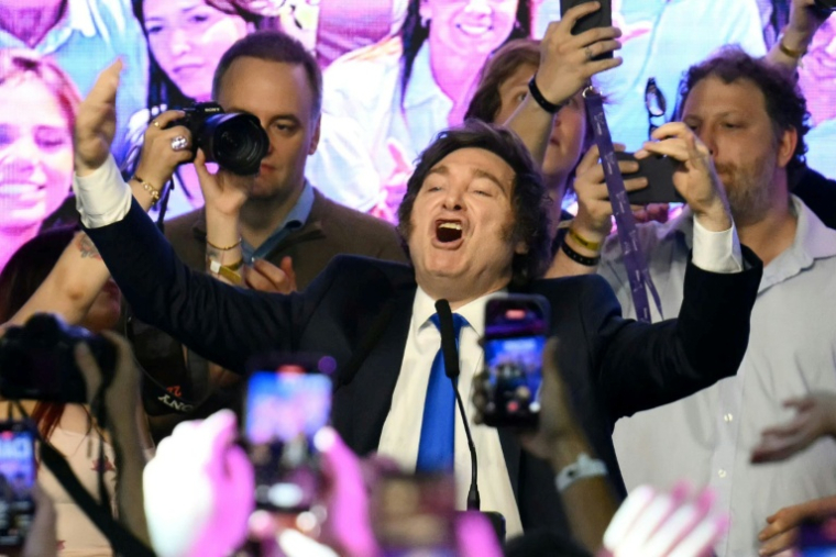 Le président argentin Javier Milei (c), fête sa victoire aux législatives de mi-mandat, le 26 octobre 2025 à Buenos Aires ( AFP / Luis ROBAYO )